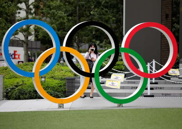 Logo dos Jogos Olímpicos e Paralímpicos em frente ao Estádio Nacional de Tóquio
14/10/2020 REUTERS/Kim Kyung-Hoon