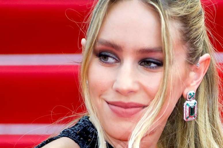 Dylan Penn posa para foto no tapete vermelho de Cannes
12/07/2021
REUTERS/Eric Gaillard