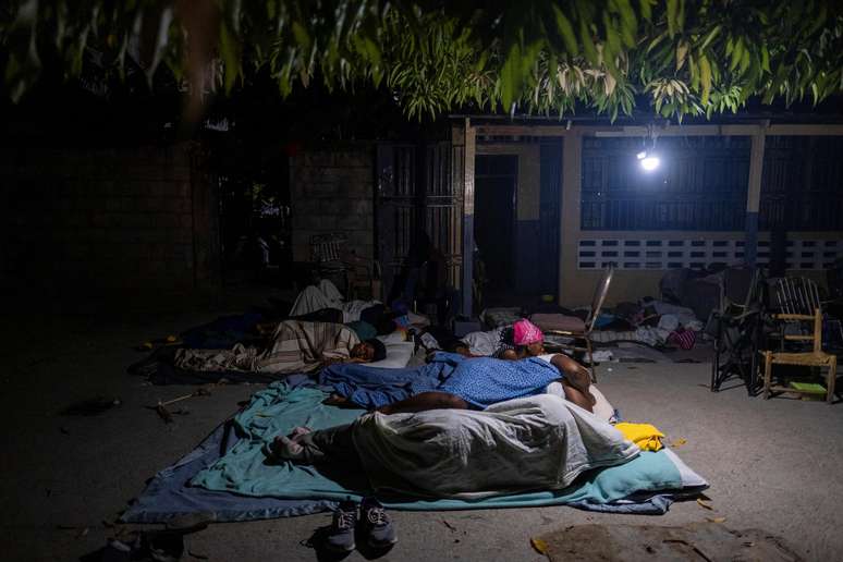 Haitianos estão dormindo na rua com medo de novos tremores 