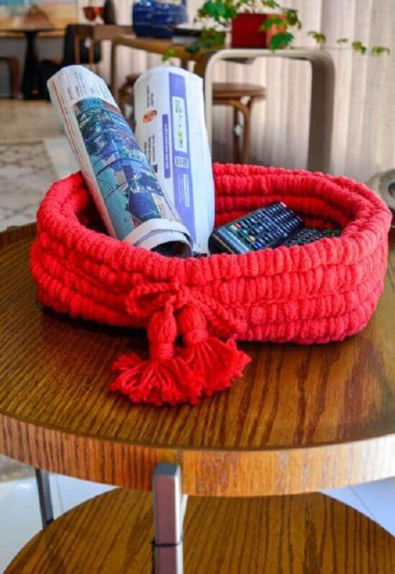 2. Decoração com cesto organizador de crochê para home office – Foto: Círculo