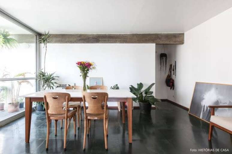 49. Sala de jantar com piso de ardósia preta e mesa de madeira – Foto Pinterest