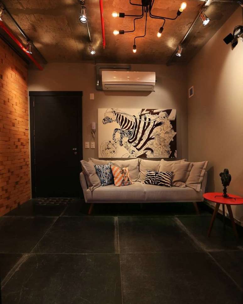 45. Piso de ardósia preta para sala de estar moderna com sofá off white – Foto Patricia Barros Arquitetura