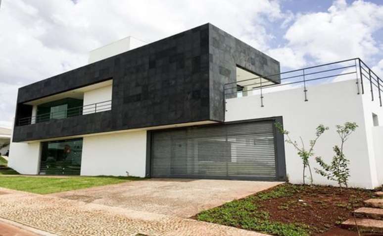 11. Fachada de casa com ardósia preta e parede branca – Foto Pinterest