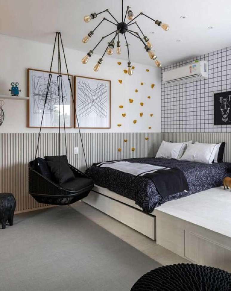 16. Decora&ccedil;&atilde;o de quarto preto e branco com balan&ccedil;o suspenso e lustre moderno &ndash; Foto: Casa de Valentina
