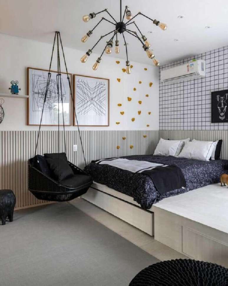 16. Decoração de quarto preto e branco com balanço suspenso e lustre moderno – Foto: Casa de Valentina