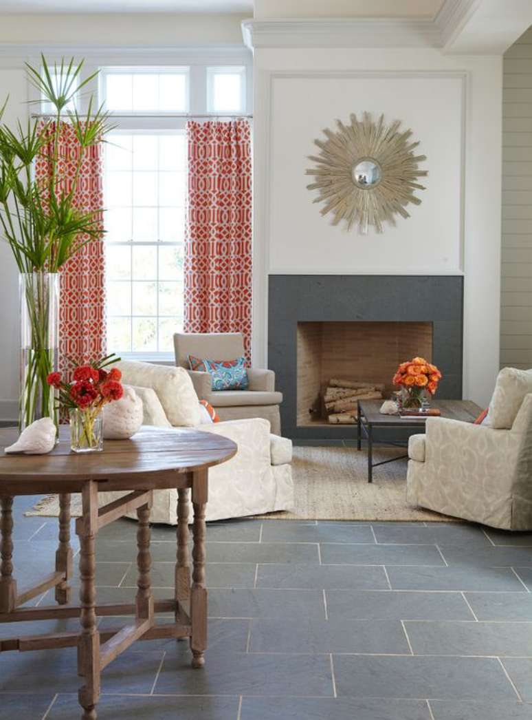 48. Sala com revestimento de pedra ard&oacute;sia preta no piso e na lareira &ndash; Foto Prendanda e Caprichosa