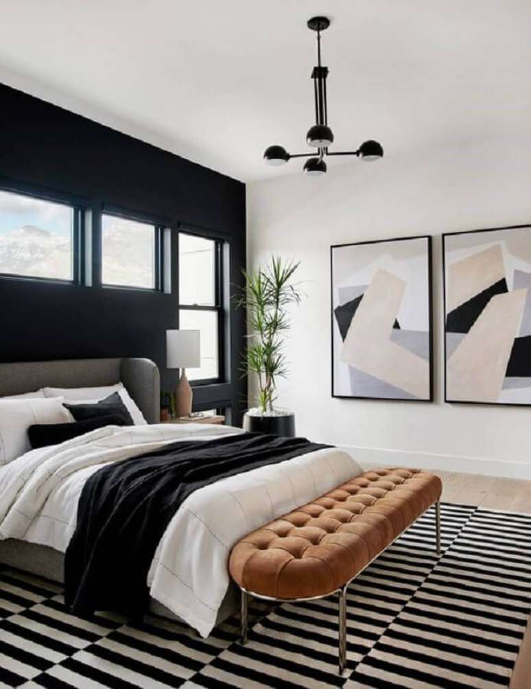 49. Quadros para quarto preto e branco decorado com tapete listrado – Foto: Behance