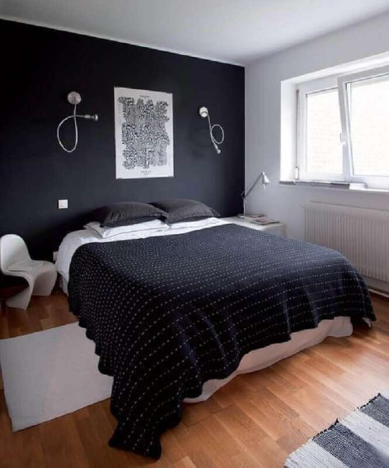 32. Decoração simples para quarto de casal preto e branco com luminária de parede – Foto: Visite Déco