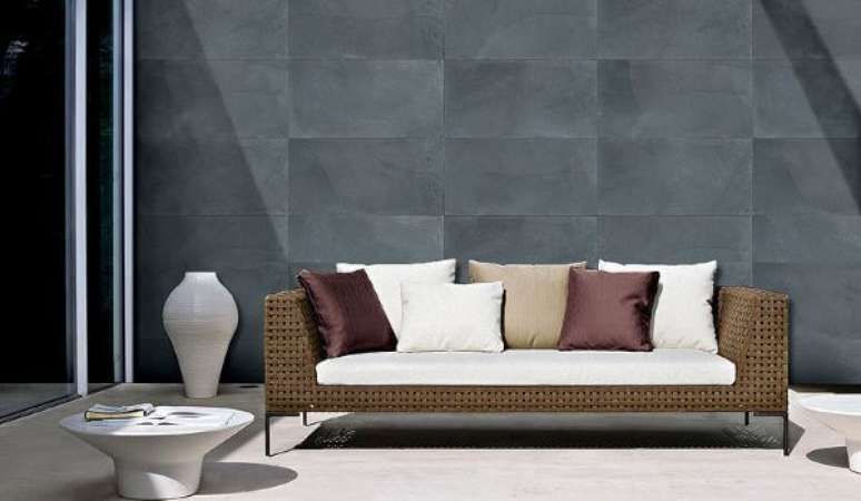 47. Revestimento de parede ard&oacute;sia preta na parede e m&oacute;veis r&uacute;sticos &ndash; Foto Barcamp