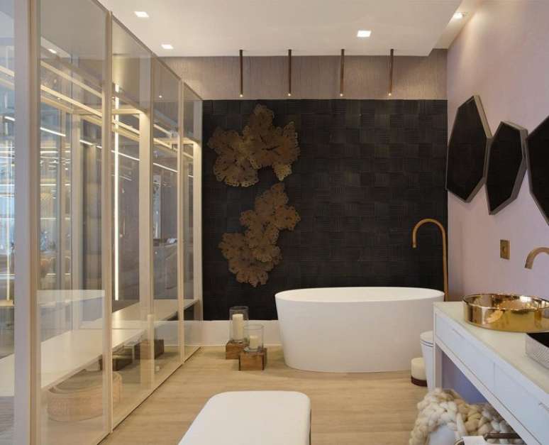 23. Banheiro com parede de ardósia preta e banheira branca – Foto Claudia Pimenta E Patricia Franco