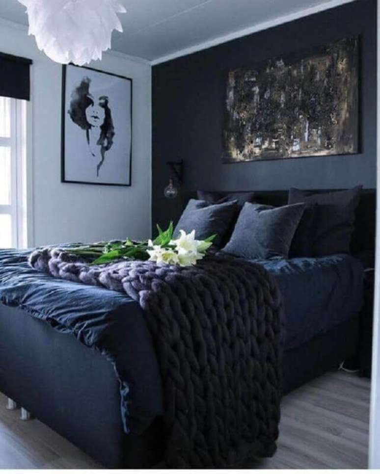 14. Decora&ccedil;&atilde;o de quarto de casal preto e branco com peseira de maxi croch&ecirc; &ndash; Foto: Cigal Kaplan Interiors