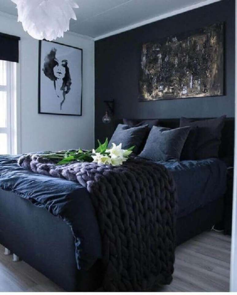 14. Decoração de quarto de casal preto e branco com peseira de maxi crochê – Foto: Cigal Kaplan Interiors