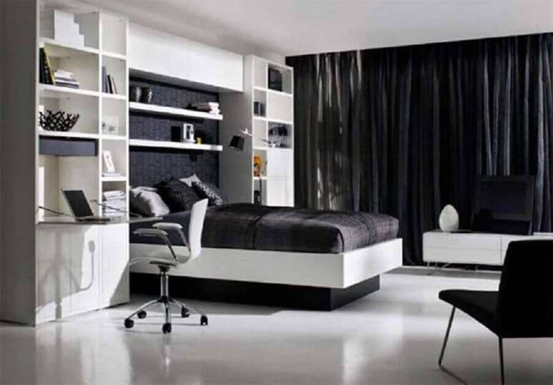 34. Home office para decoração de quarto de casal preto e branco grande – Foto: Pinterest