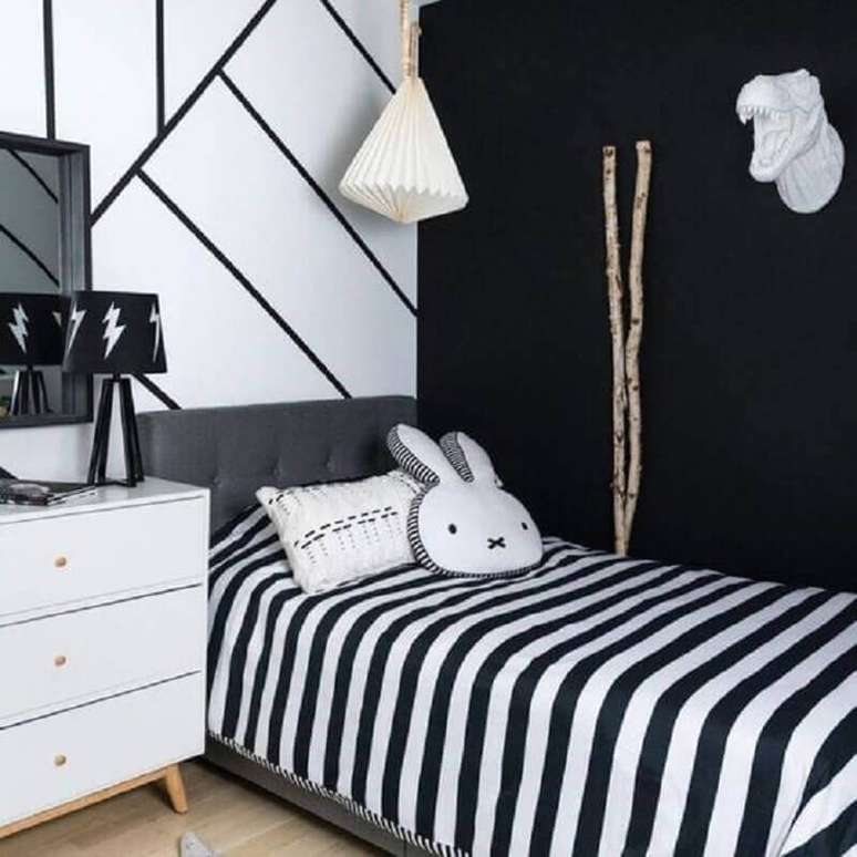 46. Parede com stencil para decoração de quarto preto e branco solteiro – Foto: Pinterest