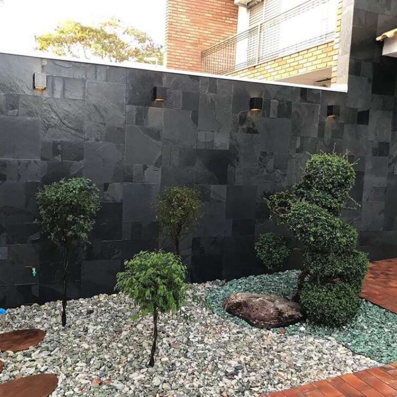 41. Jardim com muro de ardosia preta – Foto Deposito Joao de Barro