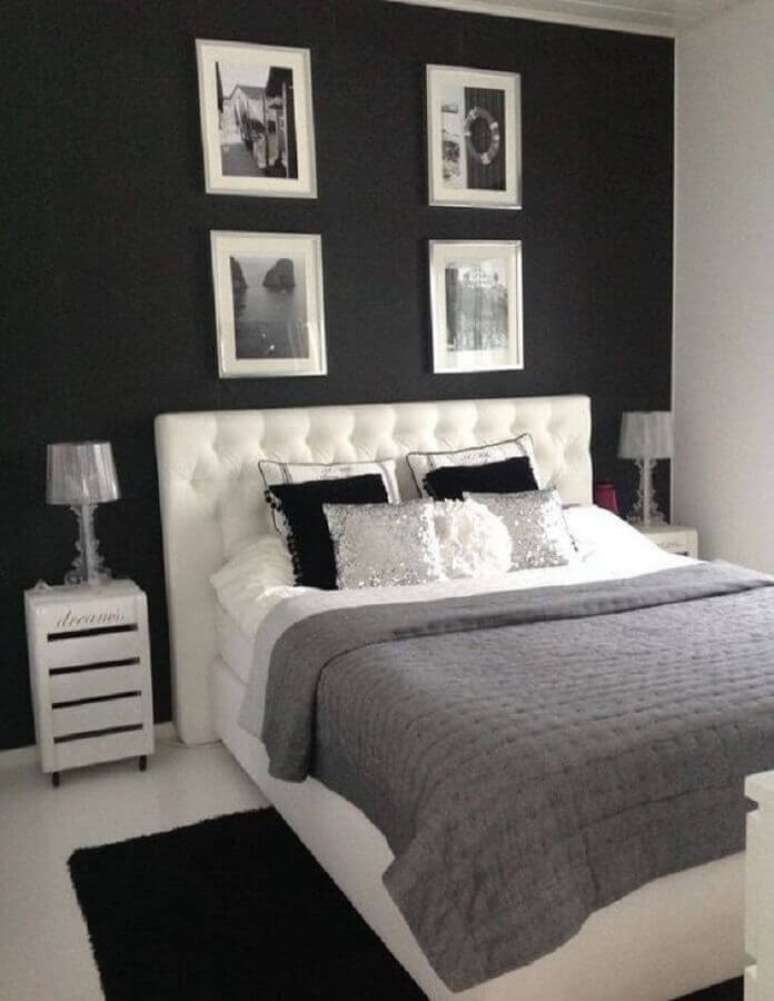 52. Quarto de casal preto e branco decorado com cabeceira capiton&ecirc; &ndash; Foto: StyleRoom
