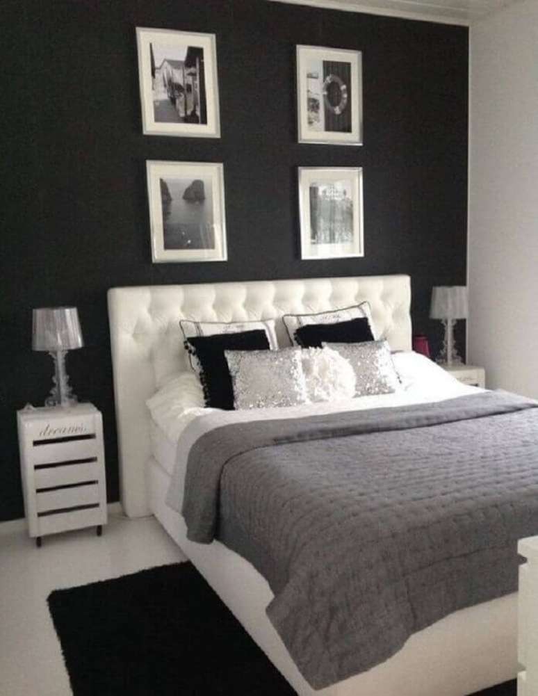 52. Quarto de casal preto e branco decorado com cabeceira capitonê – Foto: StyleRoom