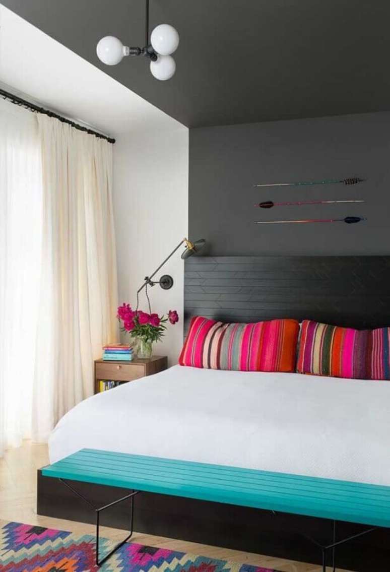 5. Almofadas coloridas para decoração de quarto preto e branco – Foto: Jeito de Casa