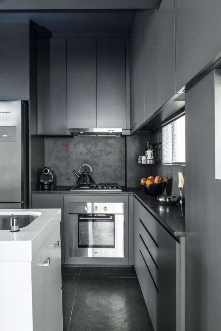 33. Cozinha cinza com piso de ardósia preta – Foto Leocádio Corrent