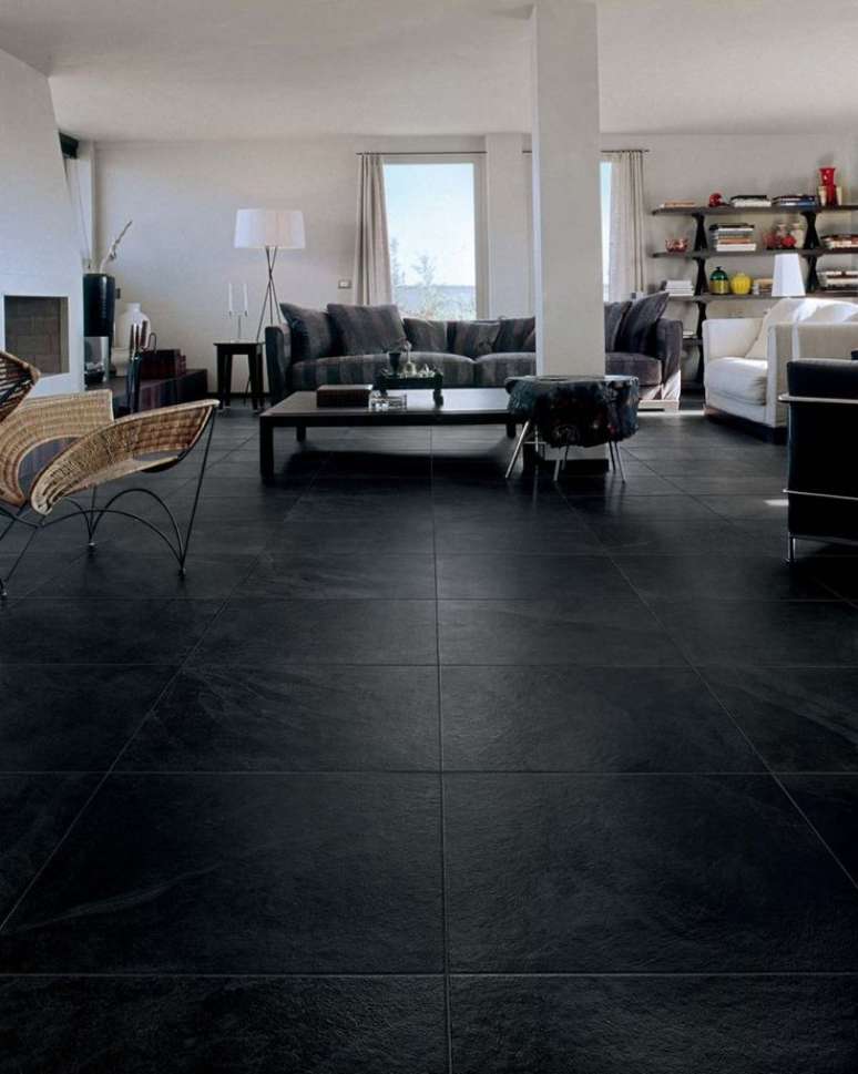 1. Ardósia preta para piso da sala de estar sofisticada – Foto Pinterest