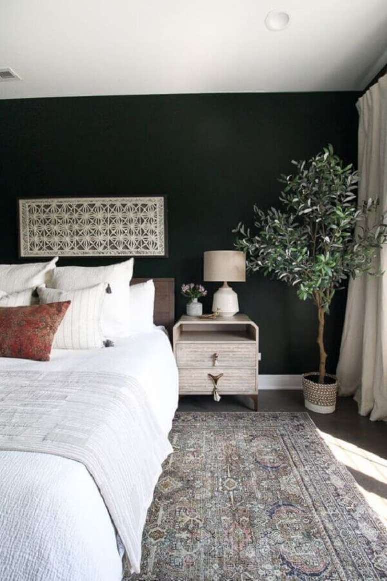 60. Vaso de planta para decora&ccedil;&atilde;o de quarto de casal preto e branco &ndash; Foto: Moreau Designs