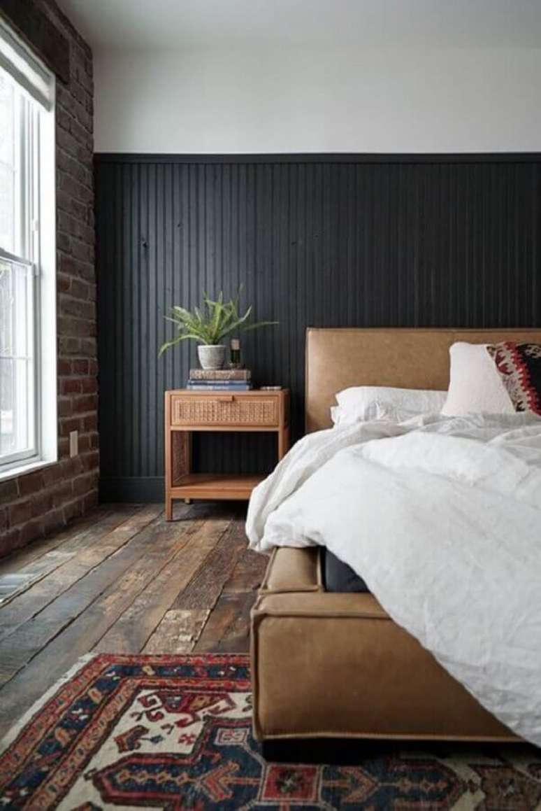 31. Decoração rústica para quarto preto e branco com cama de couro e parede de tijolinho – Foto: House Homemade