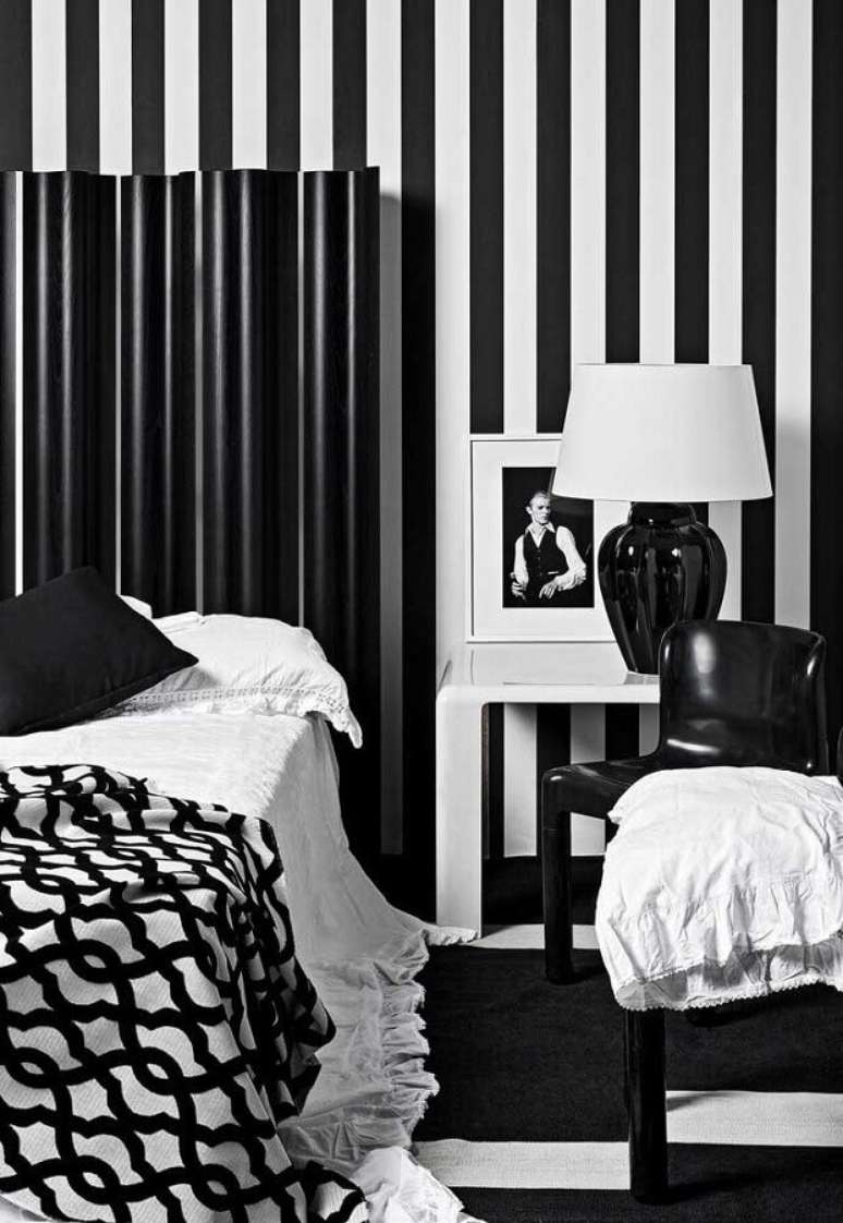53. Quarto de casal preto e branco decorado com papel de parede listrado – Foto: Ideias Decor