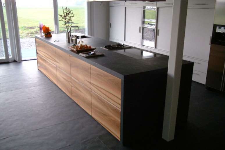 37. Cozinha com piso e bancada de pedra ard&oacute;sia preta &ndash; Foto Altivo Pedras