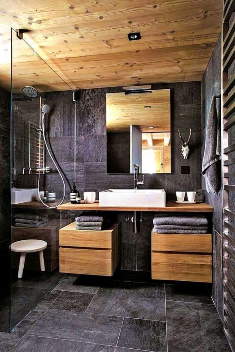 4. Ardósia preta para banheiro com armários planejados de madeira – Foto Sebring Design Build