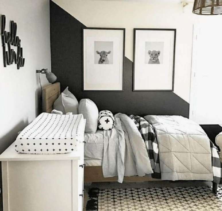 33. Decoração simples para quarto preto e branco solteiro com meia parede pintada – Foto: Pinterest