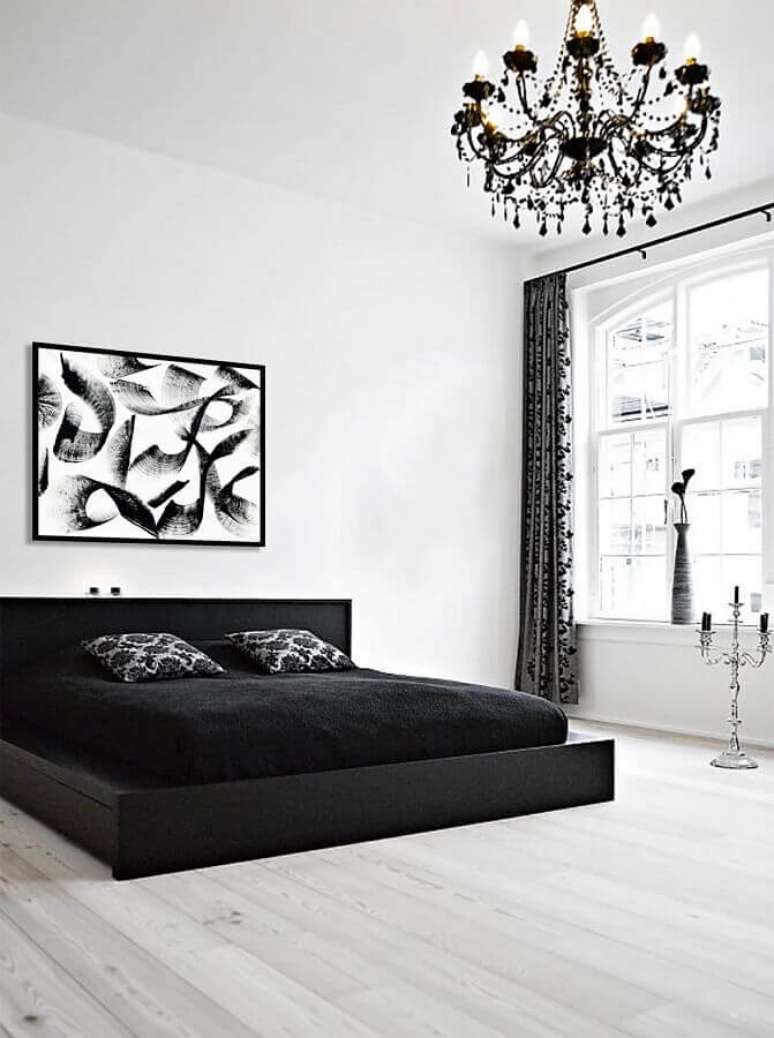 28. Decoração minimalista para quarto branco e preto com lustre candelabro – Foto: The Artling