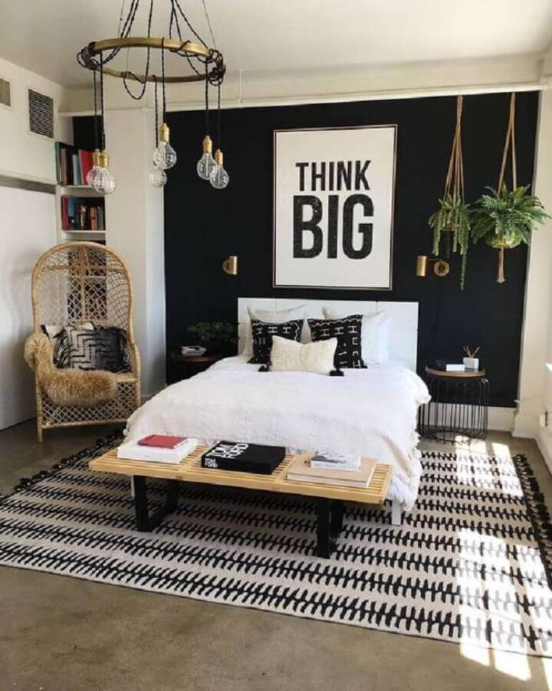 22. Decora&ccedil;&atilde;o de quarto preto e branco com poltrona de vime e vasos de plantas &ndash; Foto: Etsy