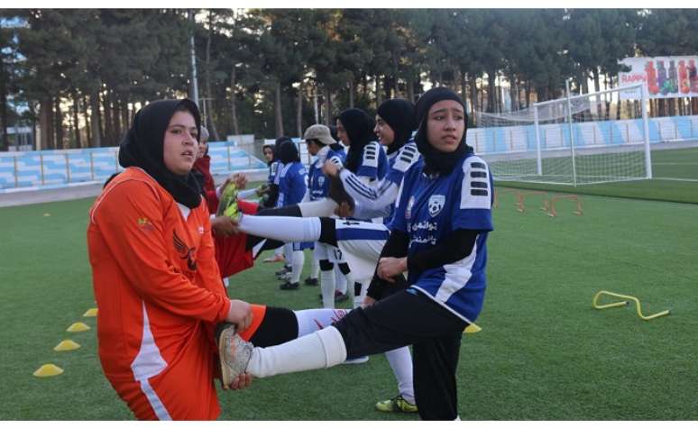 Jogadoras de Herat, no Afeganistão, retratadas no documentário "Herat Football Club"