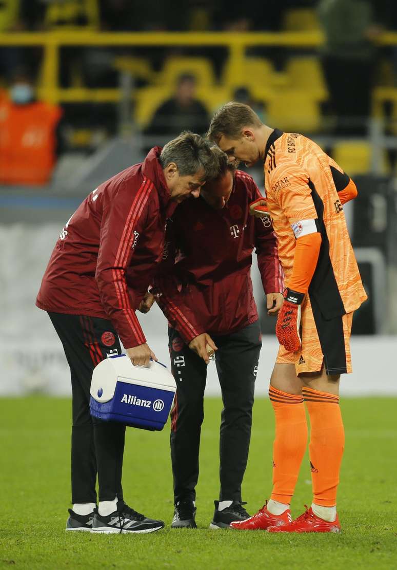 Neuer recebeu atendimento médico durante a partida Leon Kuegeler/Reuters