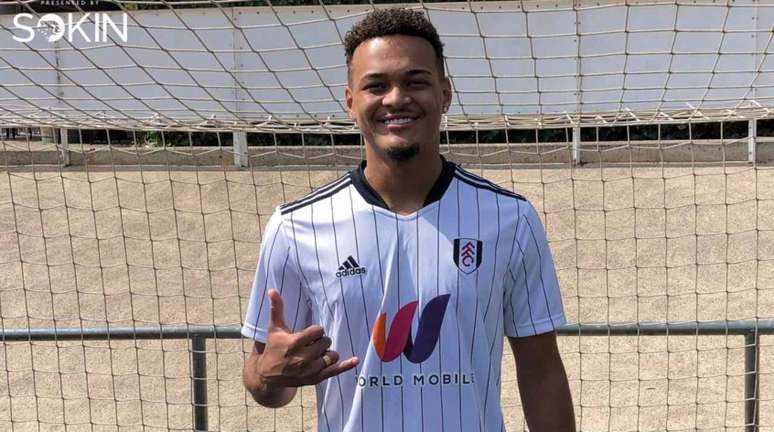 Rodrigo Muniz com a camisa do Fulham, da Inglaterra (Foto: Divulgação / Fulham)