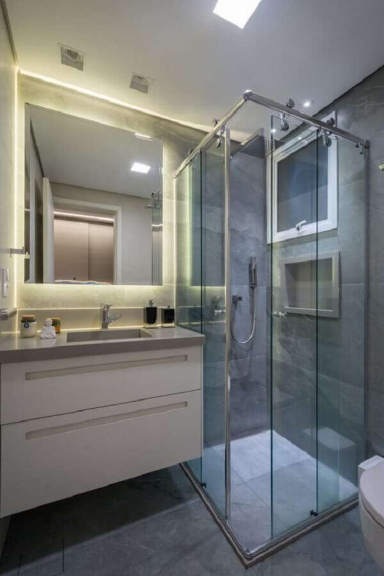 5. Um banheiro pequeno ganha amplitude quando ganha cores e iluminação certa. – Foto: Revista VD