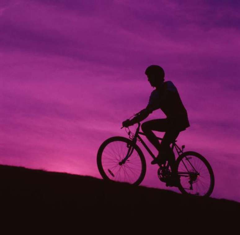 Homem andando de bicicleta - FOTO: Shutterstock