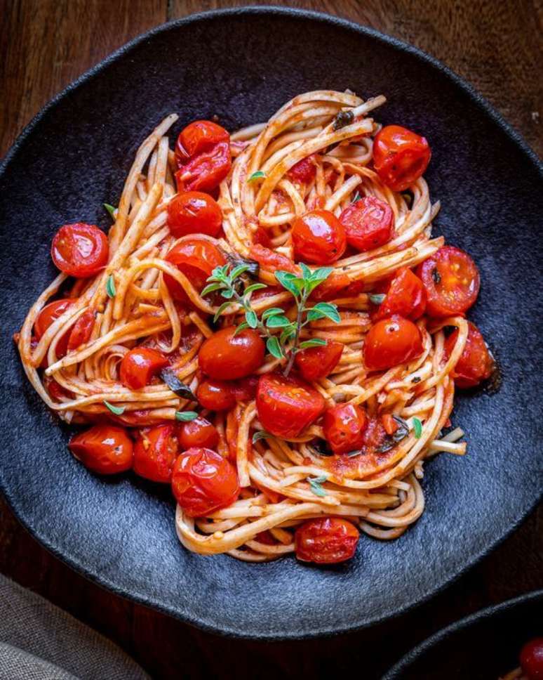 3. Receita de almoço rápido com espaguete e tomate cereja – Foto Na Casa da Meguie