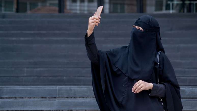 Diferentemente da burca, o niqab possui uma abertura na região dos olhos
