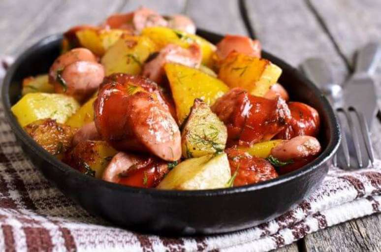 1. Receitas de almoço rápido e fácil com linguiça e batata – Foto Tudo Gostoso