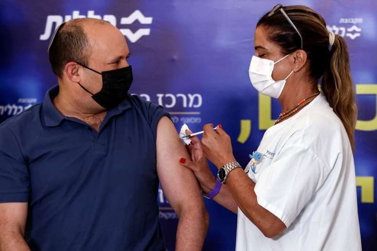 Premiê de Israel, Naftali Bennett, recebe terceira dose de vacina Pfize/BioNTech contra Covid-19 em Kfar Saba
20/08/2021 REUTERS/Ronen Zvulun