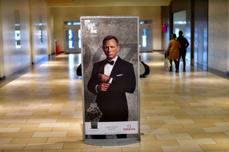 Anúncio do filme "007 – Sem Tempo para Morrer", cujo lançamento foi adiado, em shopping center em Delaware, nos EUA
19/11/2020 REUTERS/Mark Makela/Arquivo