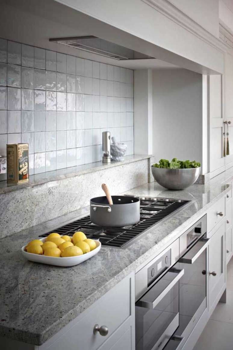 10. Granito cinza com armários brancos para cozinha moderna – Foto Brayer Design