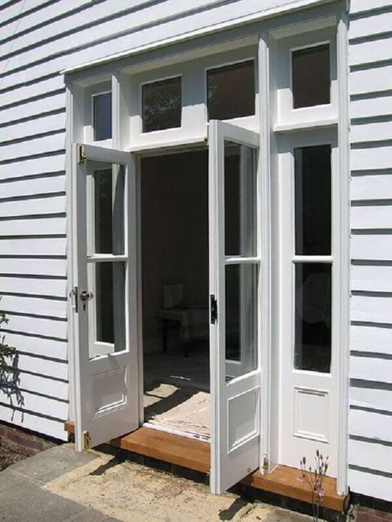 4. As portas e janelas brancas conferem muita elegância ao imóvel. – Foto: Revista VD
