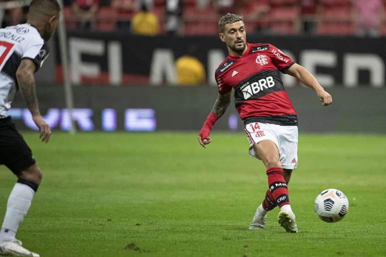 O garçom do Flamengo o meia Arrascaeta em ação contra o Olímpia (Foto: Alexandre Vidal / Flamengo)