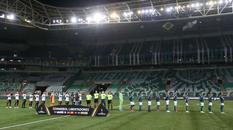 Jogadores de Palmeiras e São Paulo antes do início do duelo no Allianz Parque pela Libertadores