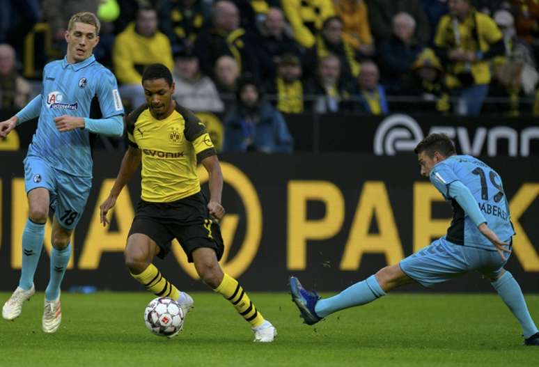 Dortmund e Freiburg se enfrentam neste sábado pela Bundesliga (Foto: SASCHA SCHUERMANN / AFP)