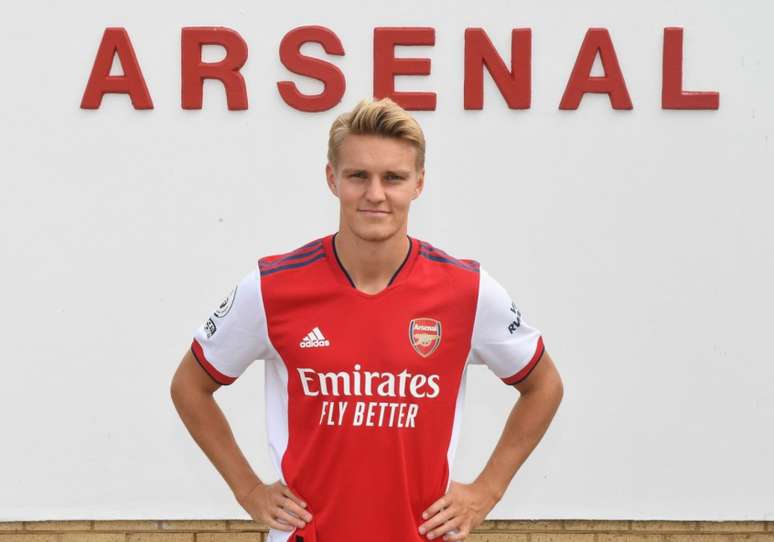 Martin Odegaard assinou contrato de quatro temporadas com o Arsenal (Foto: Divulgação / Arsenal)