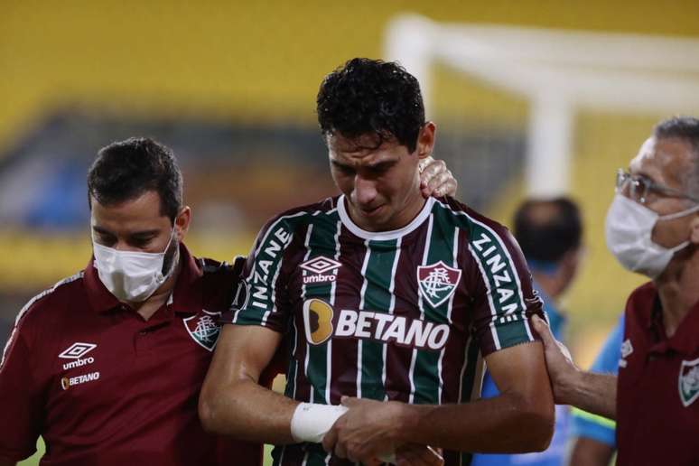 Ganso saiu com o braço enfaixado (Foto: Staff Images/CONMEBOL)