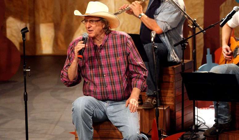 Sérgio Reis durante gravação do programa 'Viola Minha Viola' na TV Cultura